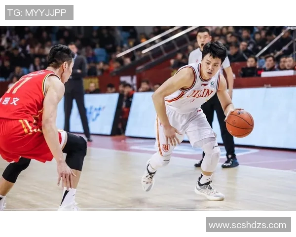 亨特分析莫布里与亚当斯的进攻风格差异及其对球队的影响