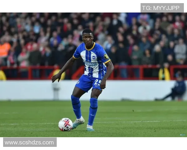 内马尔选择低调风格粉白色LV外套售价4300镑搭配面罩引关注