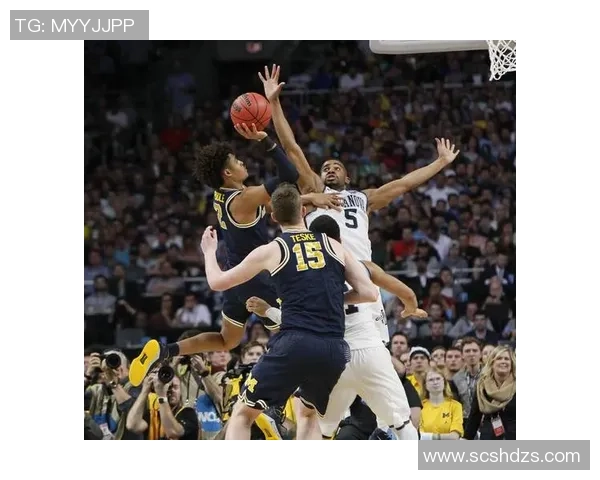 亨特快攻如闪电起飞骑扣恩比德大帝瞬间跪倒场上震撼全场 亨特快攻如闪电起飞骑扣恩比德大帝瞬间跪倒场上震撼全场